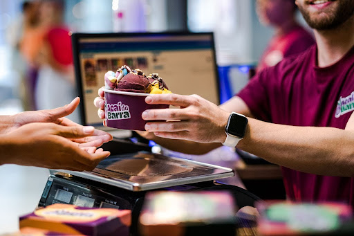 Atendimento de qualidade: como garantir a melhor experiência e retorno na sua franquia de açaí